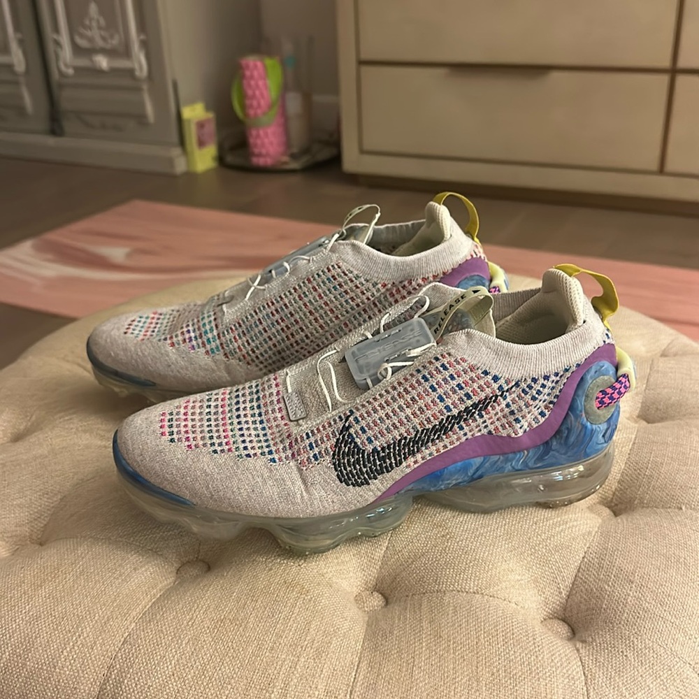 Nike Release lock sneakers / shoes / soft fabric / size 10 / like new